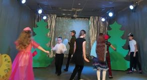 Ура! И Барсуки, и Бобр, и даже Рыбки! Все готовы идти спасать Зайчонка.